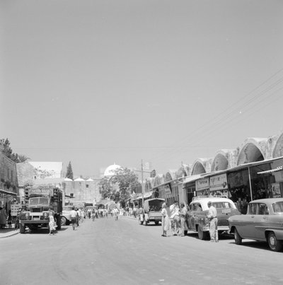 EU: Akko - Plein bij El Jezzar moskee met auto's (1964), Acre, 1964