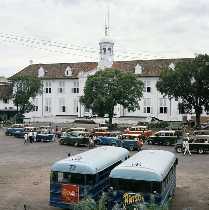 COLLECTIE TROPENMUSEUM Bussen en taxi's op Taman Fatahillah TMnr, Jakarta, Indonesia, 1971