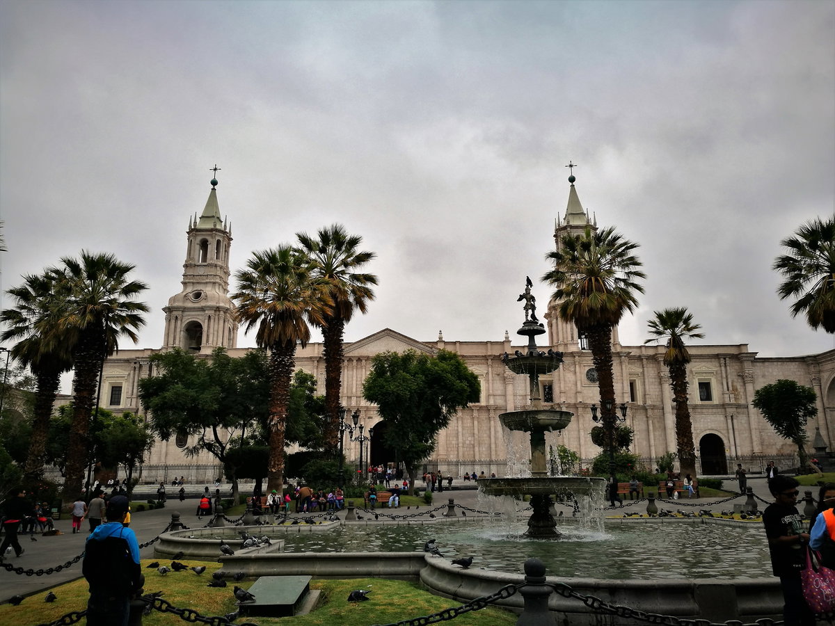 Catedral d'Arequipa darrera la font de la plaza de Armas, Arequipa, Peru, 2017