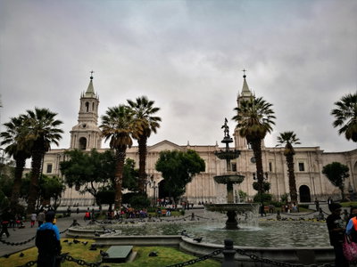 Catedral d'Arequipa darrera la font de la plaza de Armas, Arequipa, 2017