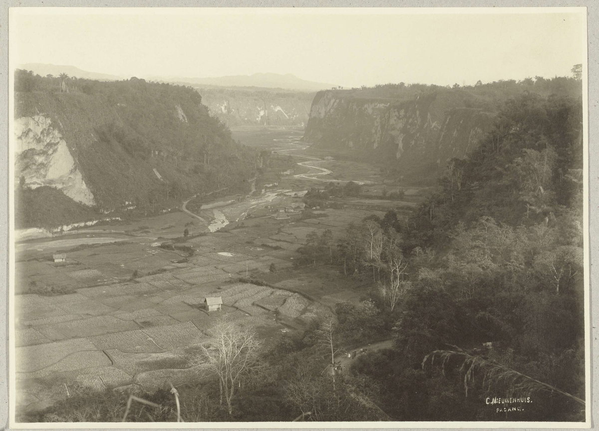 EU: Zicht op het Karbouwengat en de directe omgeving bij Bukittinggi (1901), Bukittinggi, Indonesia, 1901