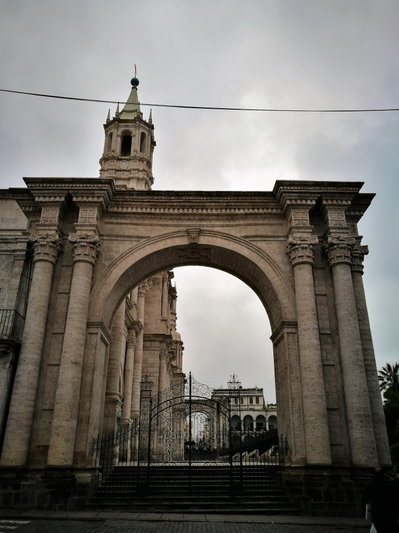 Portal de San Agustín des de la Calle San Agustín d'Arequipa, Arequipa, 2017