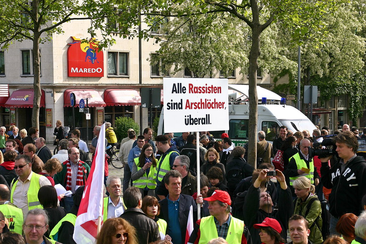 Demo Köln stellt sich quer Mai 2009 - Schild -Alle Rassisten sind Arschlöcher, Cologne, Germany, 2009