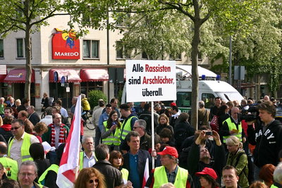 Wohnhausgruppe und Steinerne Pumpe Marsplatz, Cologne — photos through time