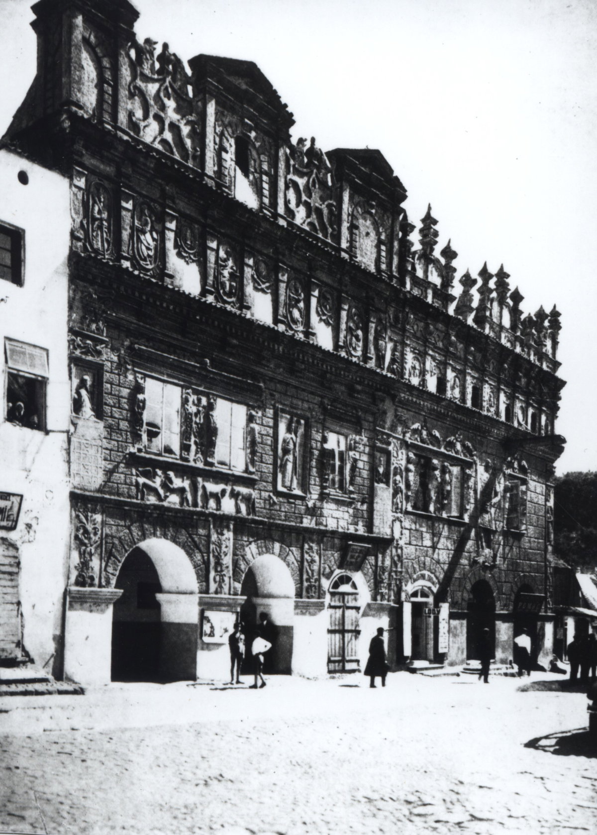 EU: Kazimierz Dolny, Rynek 14. Portrait of Arrivals. (1930), Kazimierz Dolny, Poland, 1930