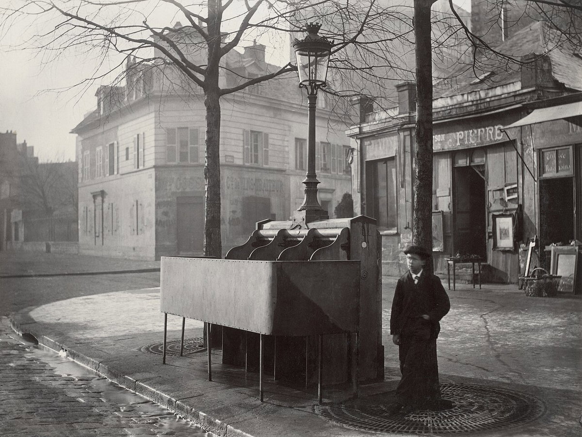 Charles Marville, Urinoir en ardoise à 3 stalles, Chaussée du Maine, ca, Paris, France, 1865