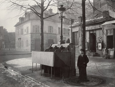 Charles Marville, Urinoir en ardoise à 3 stalles, Chaussée du Maine, ca, Paris, 1865