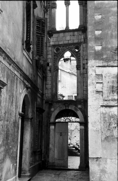 EU: Kotor, Cattaro: Toreingang mit Katze auf der Treppe (1961), Kotor, 1961