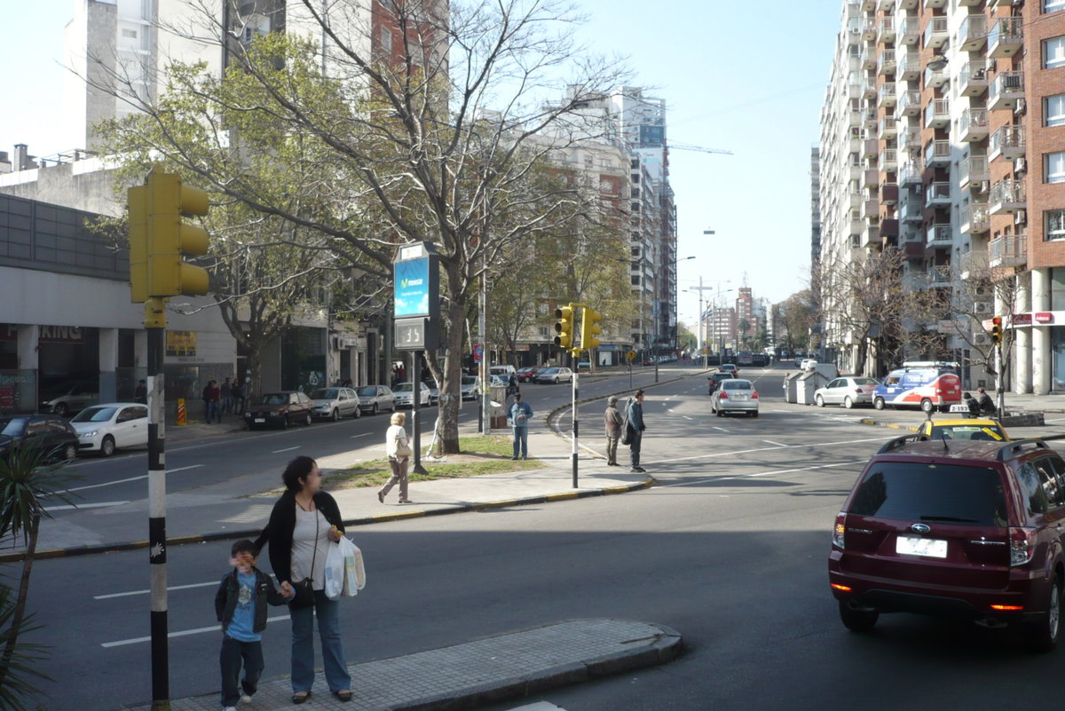 Av. 18 de Julio esquina 8 de Octubre, Montevideo, Uruguay, 2011