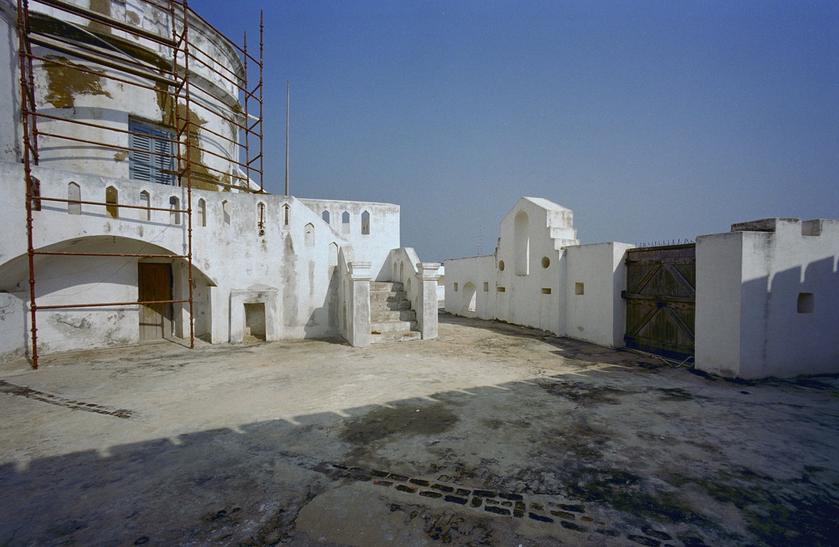 Aanzicht rond uiteinde van rechter vleugel aan de zeezijde - Cape Coast - - RCE, Cape Coast, Ghana, 2000