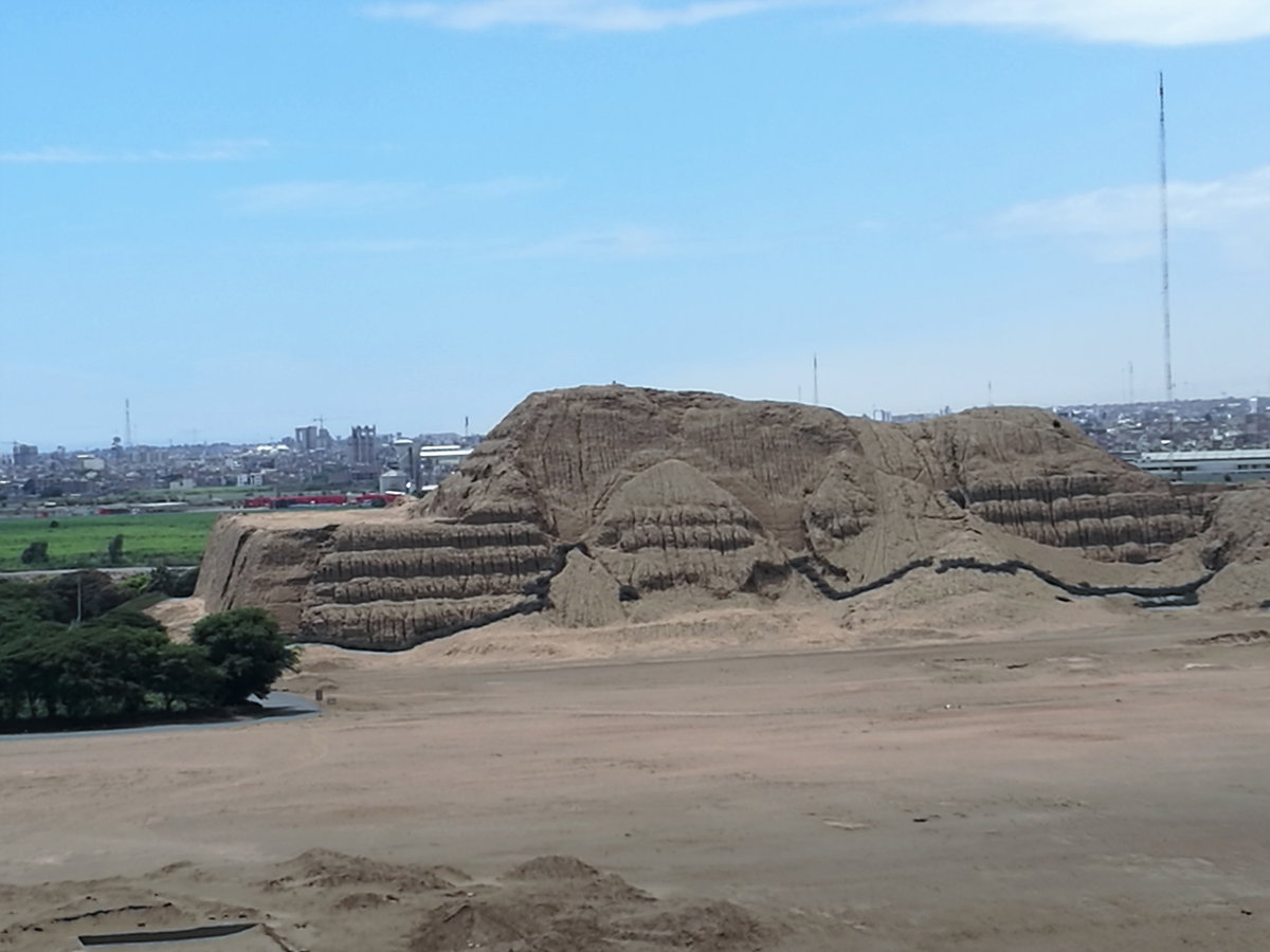 Huaca del Sol amb la ciutat al fons, Trujillo, Peru, 2017