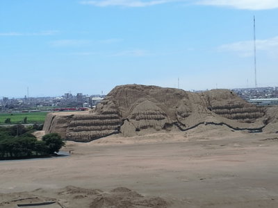 Huaca del Sol amb la ciutat al fons, Trujillo, 2017