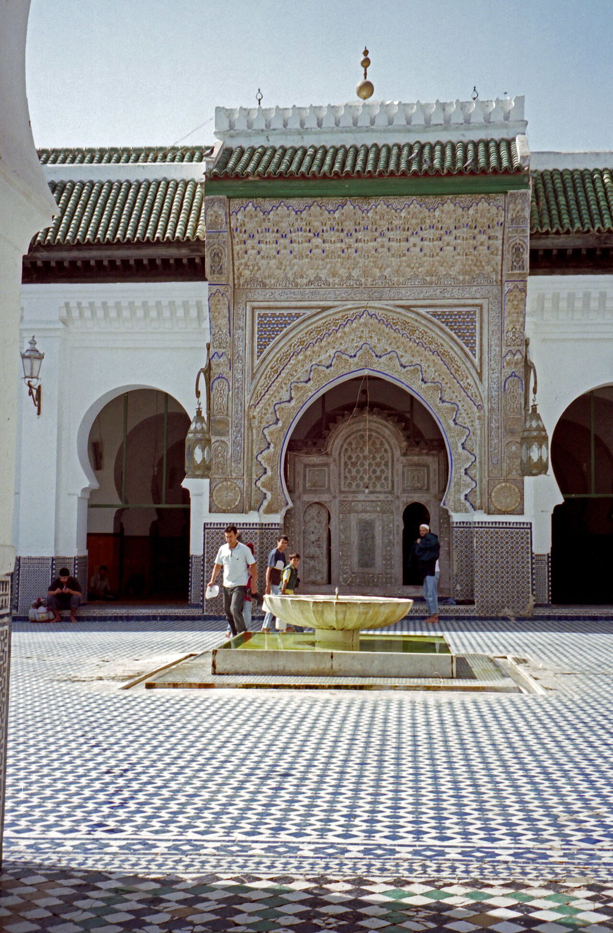 Al-Qarawiyyin courtyard, (old name "Morocco-120 (2219047022)".jpg), Fez, Morocco, 2009