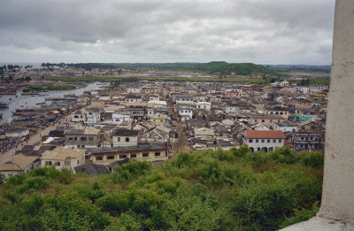 EU: Stadsgezicht met haven vanaf Elmina Castle - variant (2002), Elmina, 2002