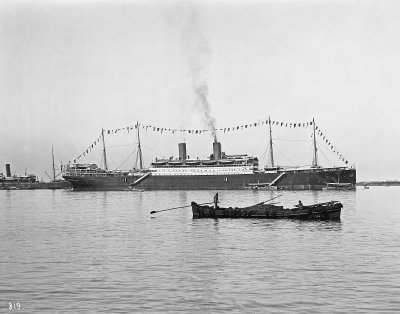 EU: Colombo (Sri Lanka). Fisherman's boat and Cleveland high-sea passenger steamer in the harbor (1913), Colombo, 1913