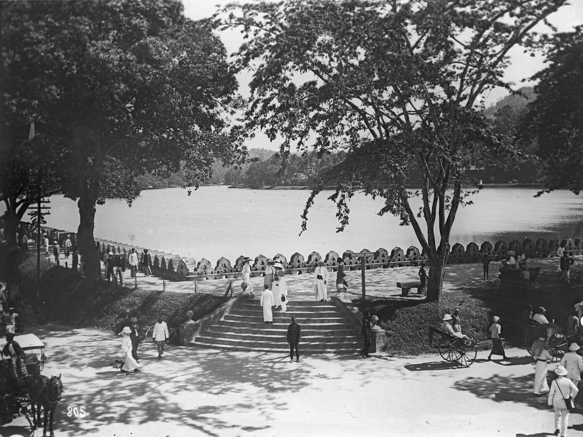EU: Kandy (Sri Lanka). Blick vom Hotel ueber Spaziergaenger und Rikschafahrer auf den Kandy-See (1913), Kandy, Sri Lanka, 1913