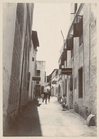 EU: Voorbijgangers in een straat te Zanzibar, near Zanzibar Stores (1900), Zanzibar (Stone Town), 1900