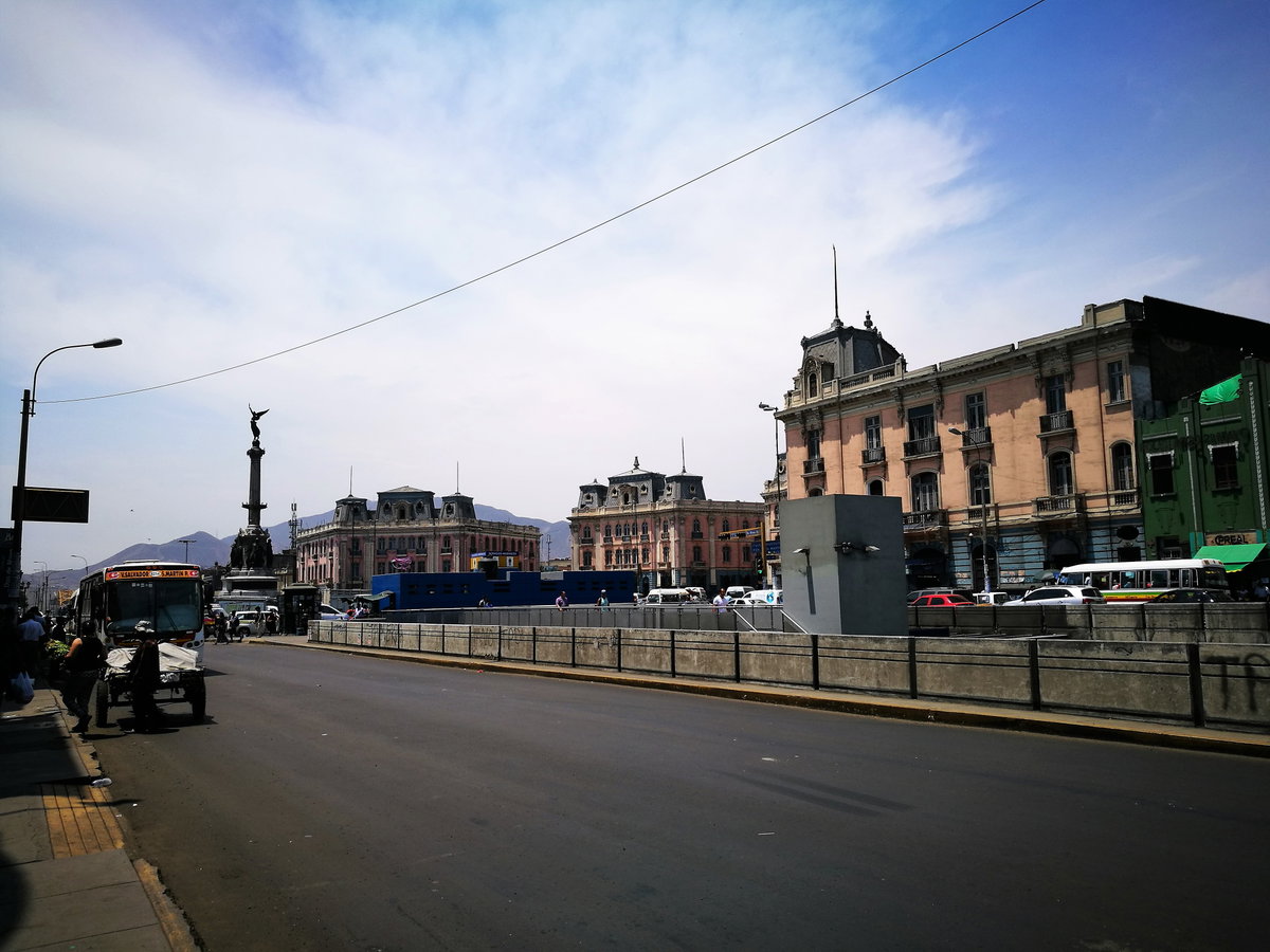 Avenida Alfonso Ugarte amb l'estatua de la Plaza Dos de Mayo de Lima al fons, Lima, Peru, 2017