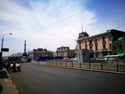 Avenida Alfonso Ugarte amb l'estatua de la Plaza Dos de Mayo de Lima al fons, Lima, 2017