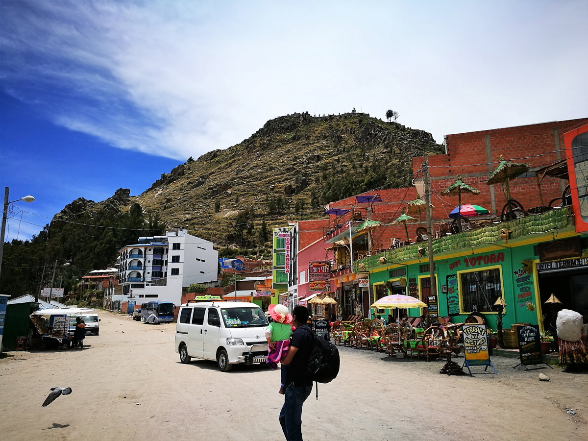 Cerro del Calvario de Copacabana des de l'Avenida Costanera, Copacabana, Bolivia, 2017