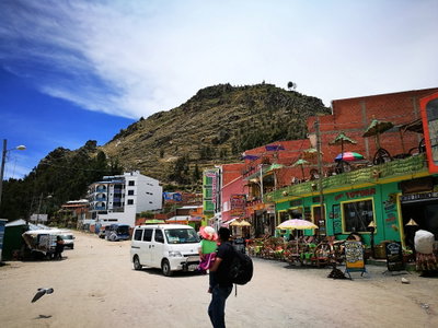Cerro del Calvario de Copacabana des de l'Avenida Costanera, Copacabana, 2017