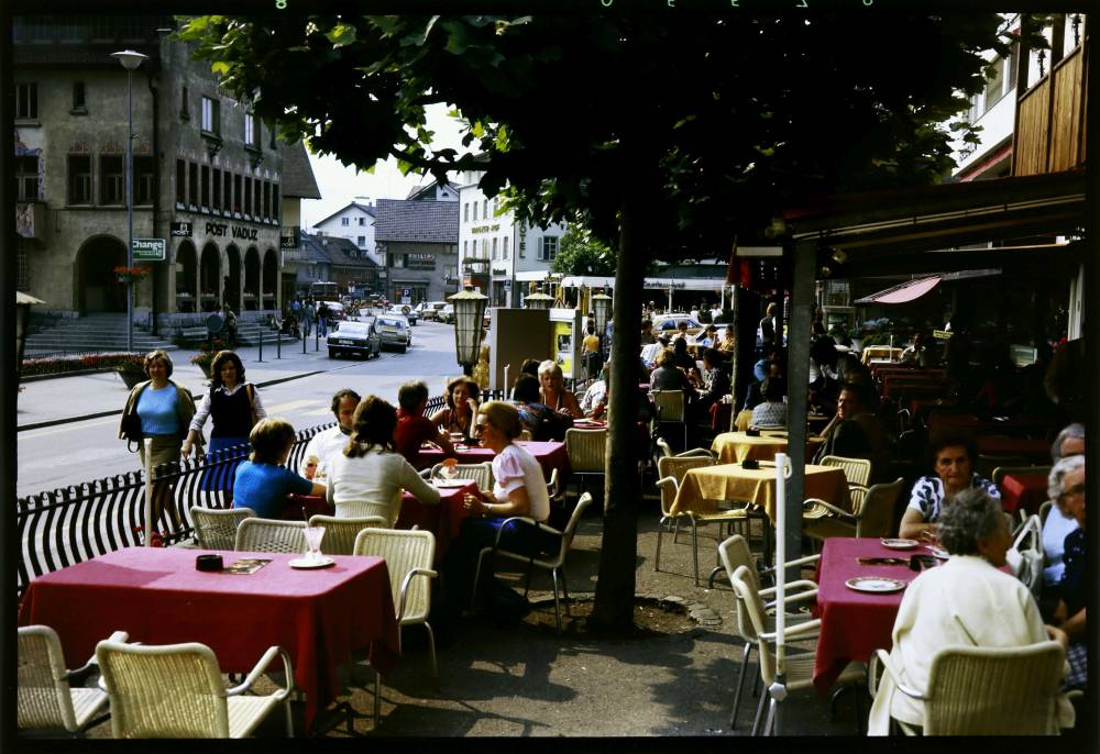 EU: Vaduz: Straßencafé (1974), Vaduz, Liechtenstein, 1974