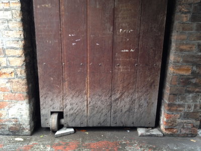 Cổng gỗ, ô Quan Chưởng, Hà Nội 001, Hanoi, 2015
