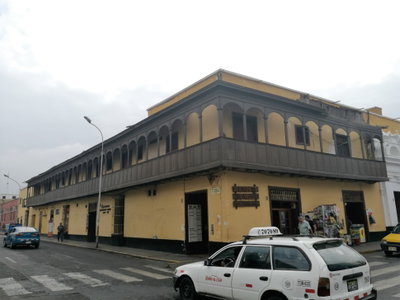 Detall de la tribuna d'un edifici del carrer Orbegoso de Trujillo, Perú, Trujillo — photos through time