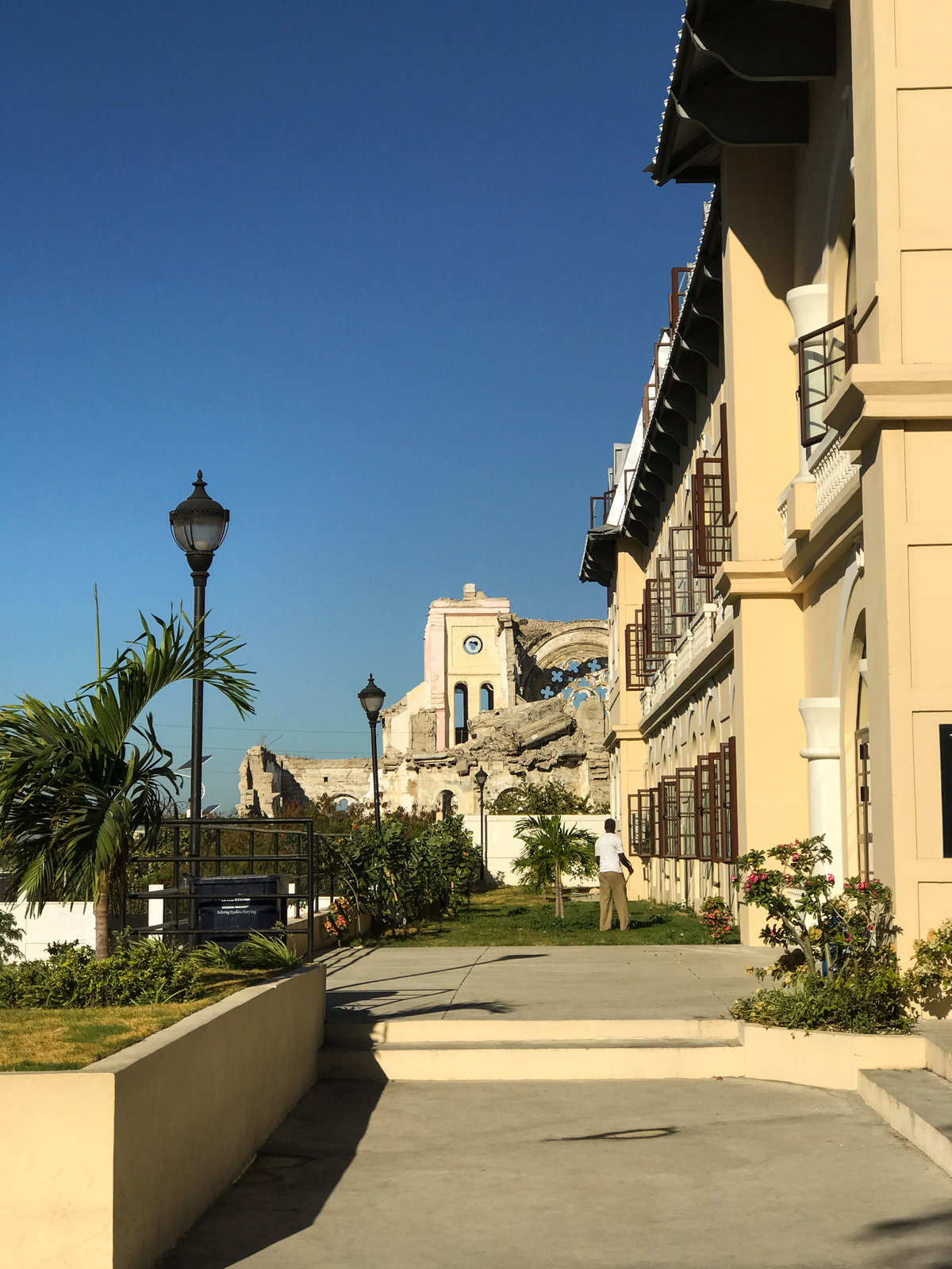 Cathédrale Notre-Dame vue depuis la rue Borgella, Port-au-Prince, Haiti, 2017