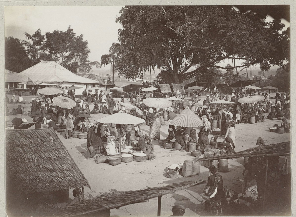 EU: Een pasar in Bukattringgi op Sumatra (1900), Bukittinggi, Indonesia, 1900