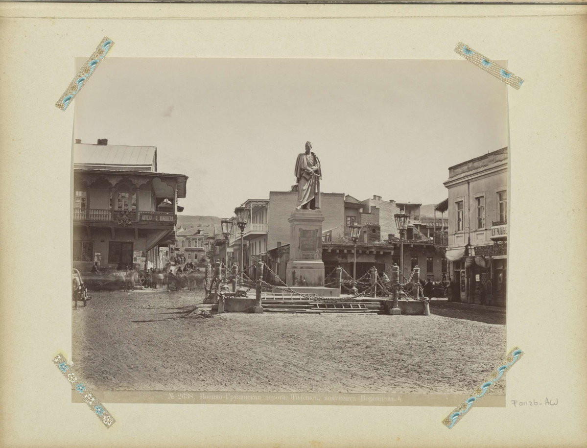 EU: Plein in Tiflis met het standbeeld van Michail Semjonovitsj Vorontsov, gelegen aan de militaire weg van Georgië (1895), Tbilisi, Georgia, 1895