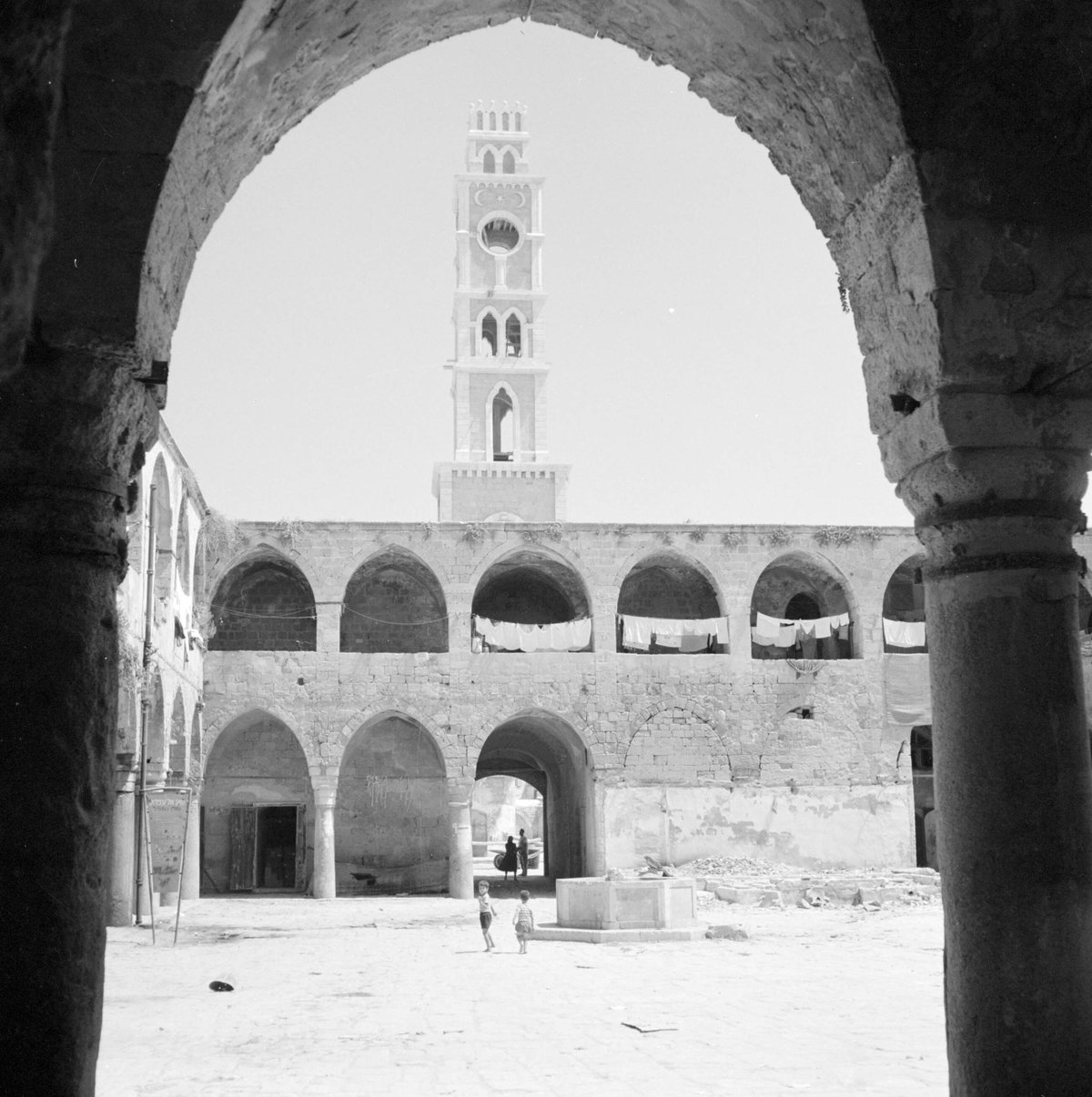 EU: Akko - Binnenplein Khan el Umdan met wasgoed (1964), Acre, Israel, 1964