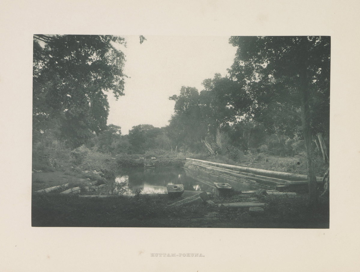 Gezicht op de vijvers Kuttam Pokuna nabij de stoepa Ruwanwelisaya te Anuradhapura Kuttam-pokuna (titel op object), Anuradhapura, Sri Lanka, 1896