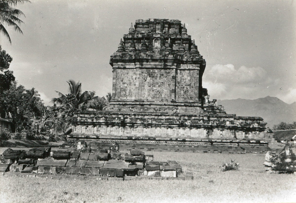 EU: Indonesia, Java. Mendut near Yogyakarta. Tjansi (tomb temple) Mendut (8th/9th century). Overall view (1939), Yogyakarta, Indonesia, 1939