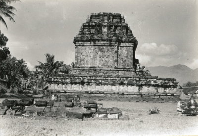 EU: Indonesia, Java. Mendut near Yogyakarta. Tjansi (tomb temple) Mendut (8th/9th century). Overall view (1939), Yogyakarta, 1939