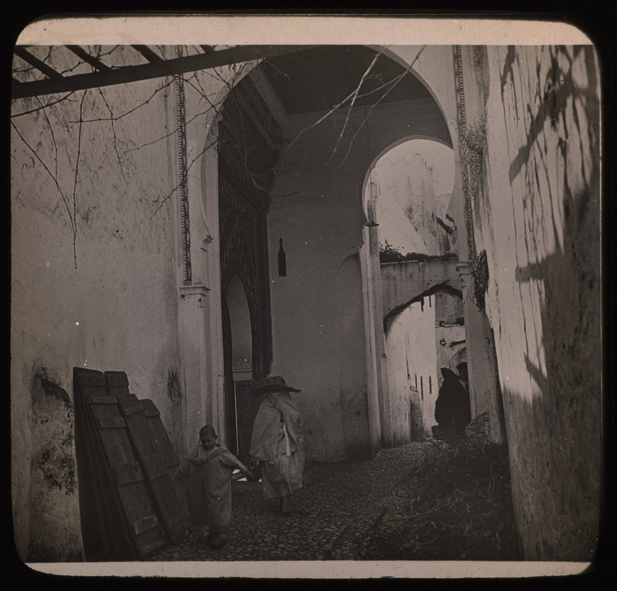 EU: Marruecos. Tetouan. Puerta de la Mezquita. reflection (1900), Tetouan, Morocco, 1900