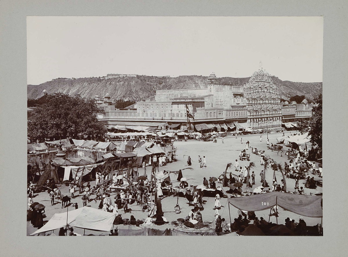 EU: Uitzicht op straat met het Paleis der Winden (Hawa Mahal) (1905), Jaipur, India, 1905
