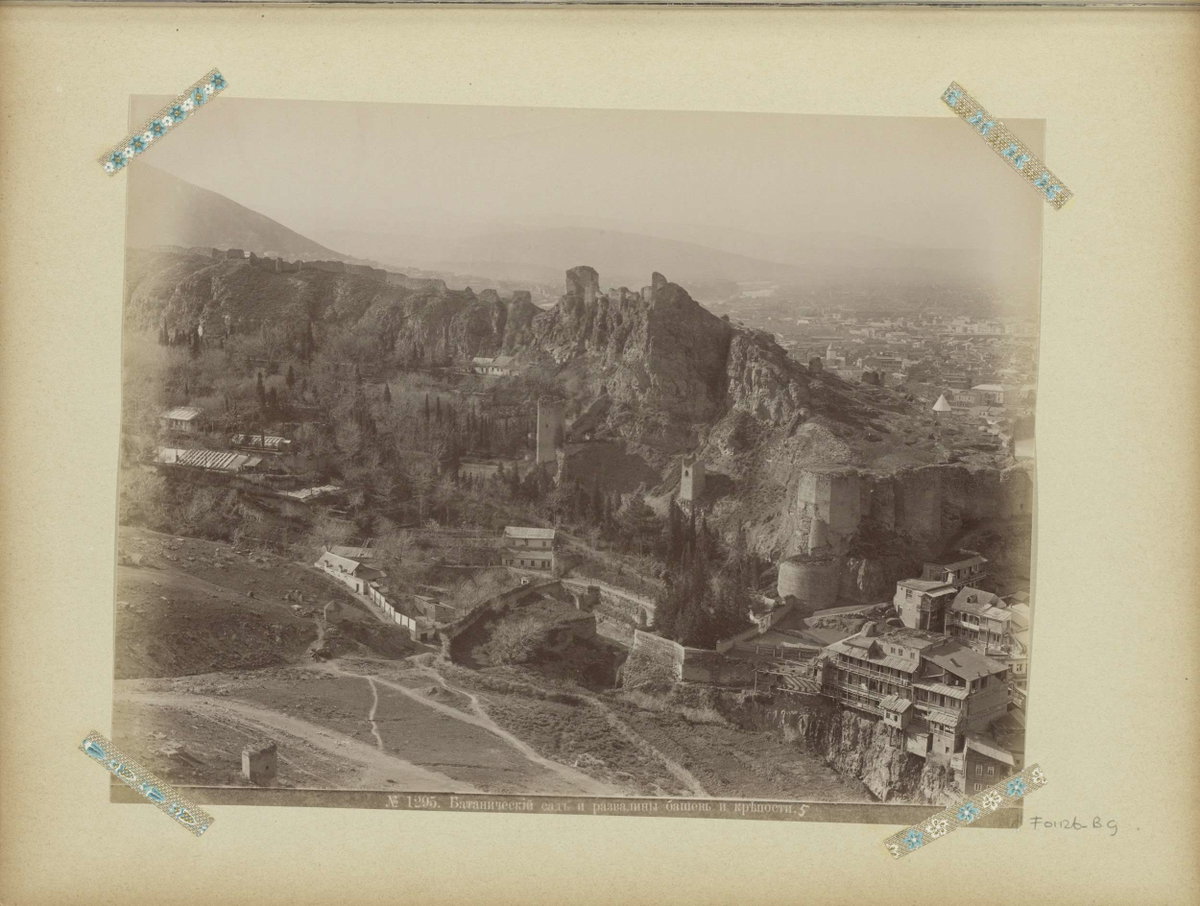 EU: Gezicht op tuin en kasteelruïne in Tiflis (1895), Tbilisi, Georgia, 1895