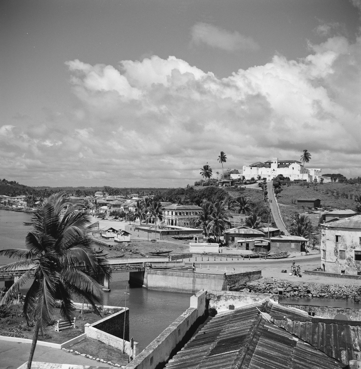EU: Kasteel St. George, gezicht op Fort St. Jago (1966), Elmina, Ghana, 1966