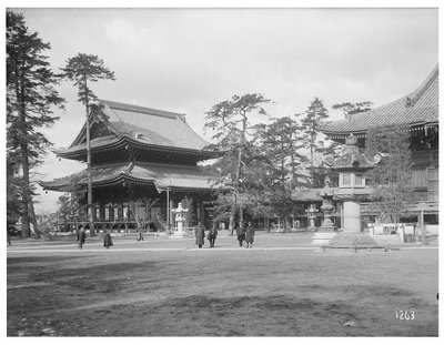 EU: Kyoto, Maruyama Park. Tourists of the Hapag in Chion-in (17th c) with Holy Lanterns (1913), Kyoto, 1913