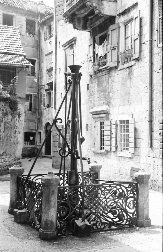 EU: Kotor, Cattaro: schmiedeiserner Brunnen in einer Gasse (1961), Kotor, Montenegro, 1961