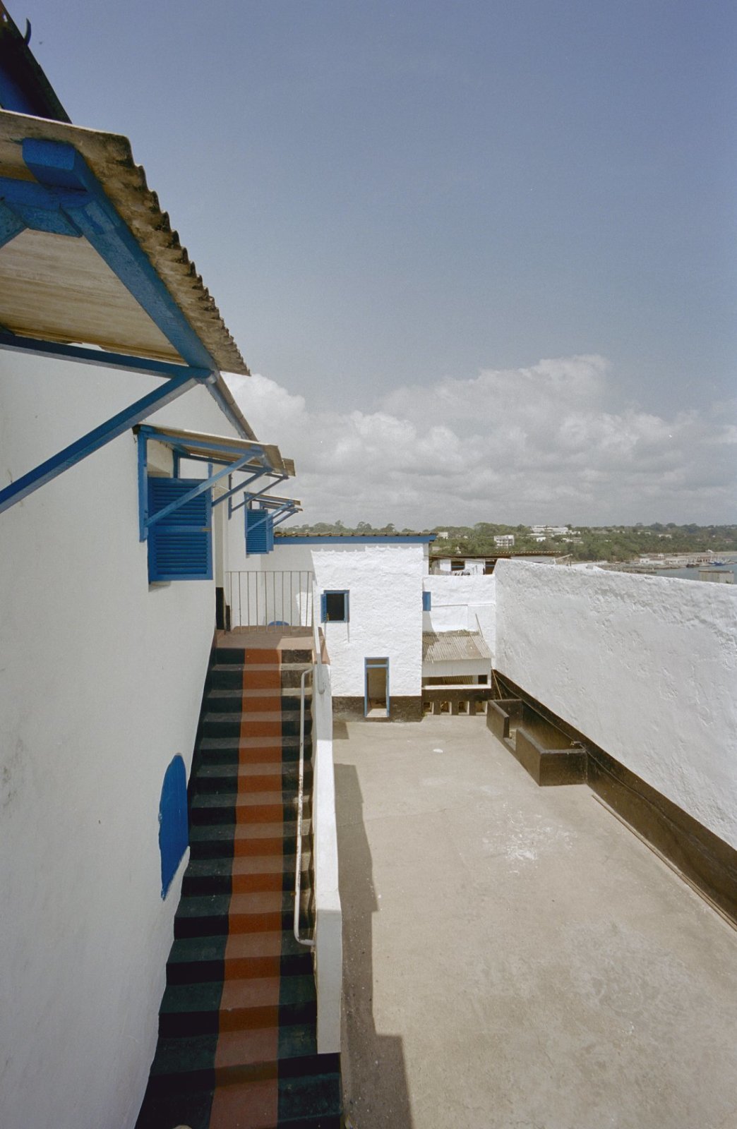 EU: Overzicht gevel aan de binnenplaats, vanaf buitenmuur aan de voorzijde (2000), Sekondi-Takoradi, Ghana, 2000