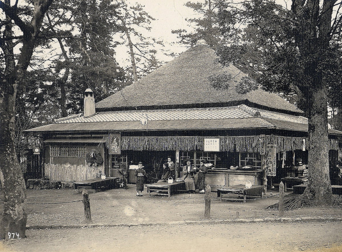 EU: Kyoto. Teehaus. Eingangsseite mit Einheimischen und Touristin (1913), Kyoto, Japan, 1913