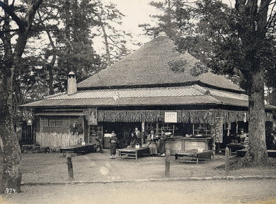EU: Kyoto. Teehaus. Eingangsseite mit Einheimischen und Touristin (1913), Kyoto, 1913