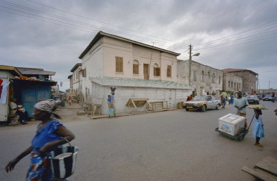 EU: Elmina, Bridge Street, colonial building and street market (2000), Elmina, 2000
