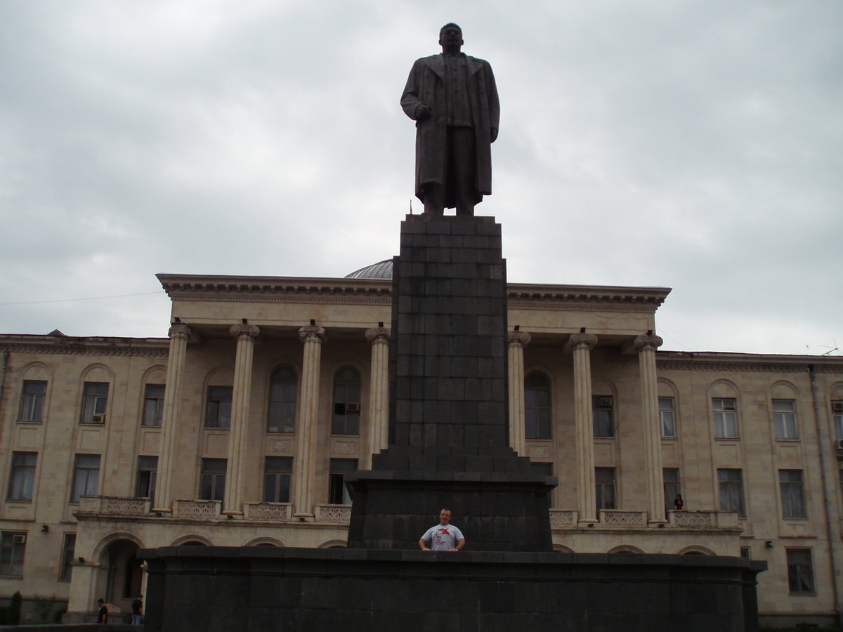 194 Gori Town Hall Statue of Joseph Stalin and Dave. The statue was taken down on 25 June, Gori, Georgia, 2007