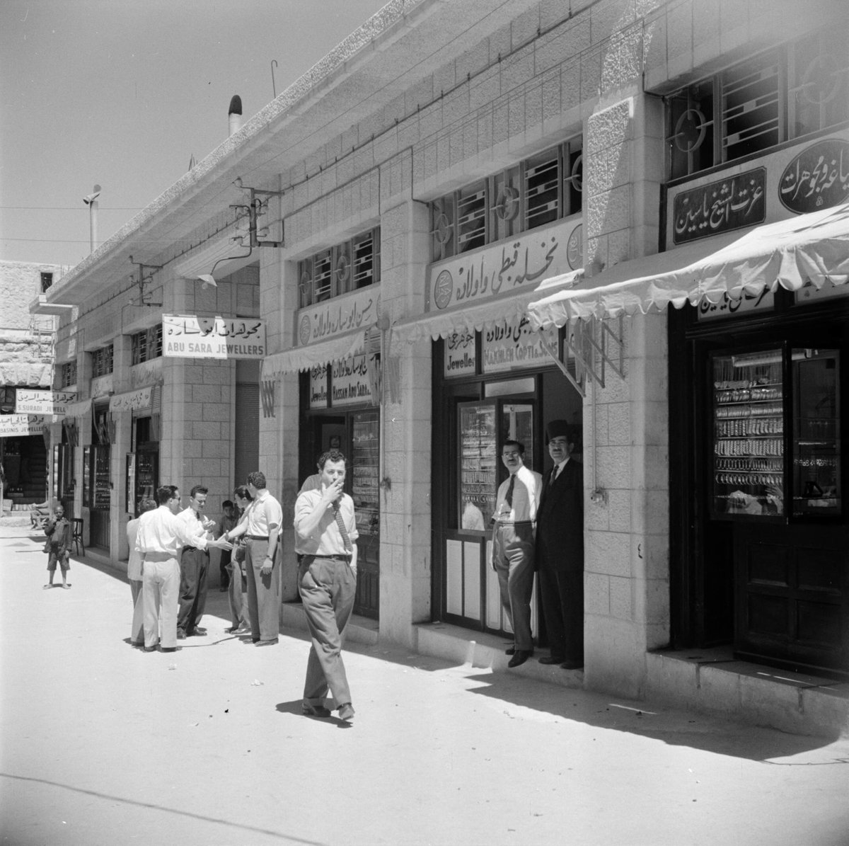 EU: Straatbeeld Amman met de puien van juwelier winkels (1950) [1], Amman, Jordan, 1950