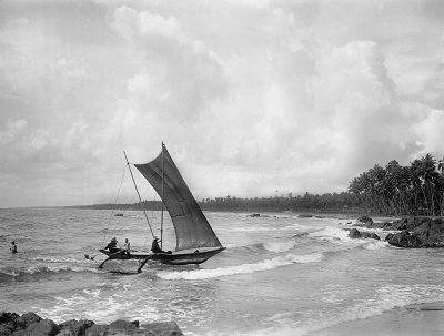 EU: Colombo. Locals in a sailboat and bathers on the beach (1912), Colombo, 1912
