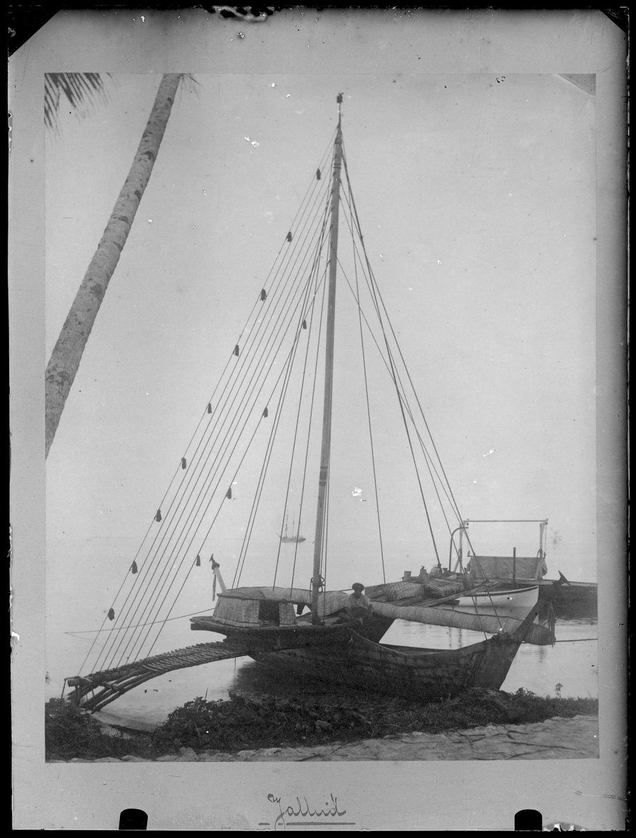 EU: En utriggarkanot ligger på stranden på Jaluit. (1884), Jaluit, Marshall Islands, 1884
