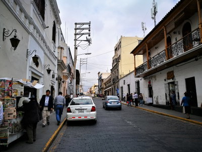 Carrer Alfonso Ugarte des del Carrer de San Francisco d'Arequipa, Arequipa, 2017